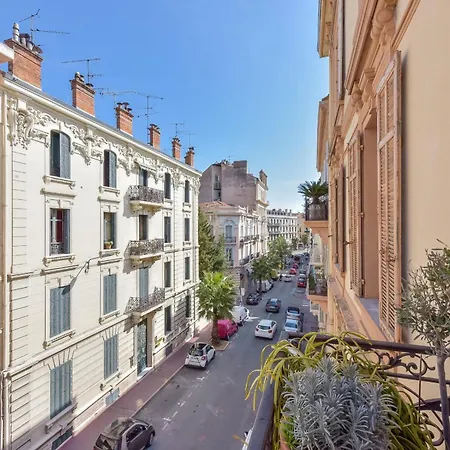 Spacious 1-br 6 Min Walk To Beaches Apartament